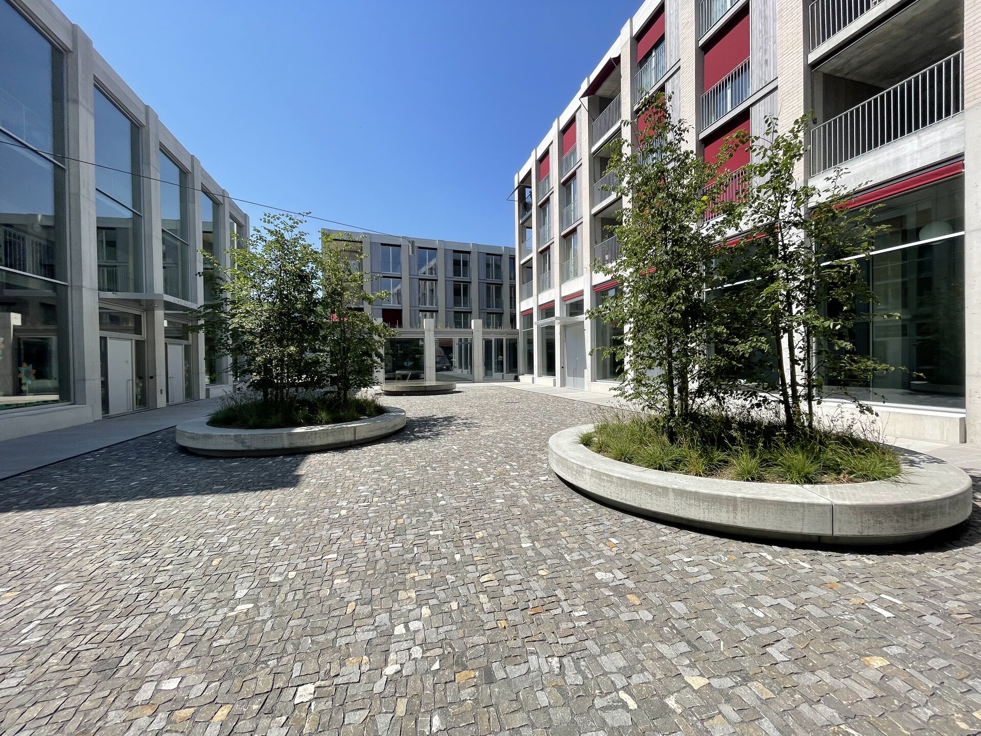 strasse-mit-gruenflaechen