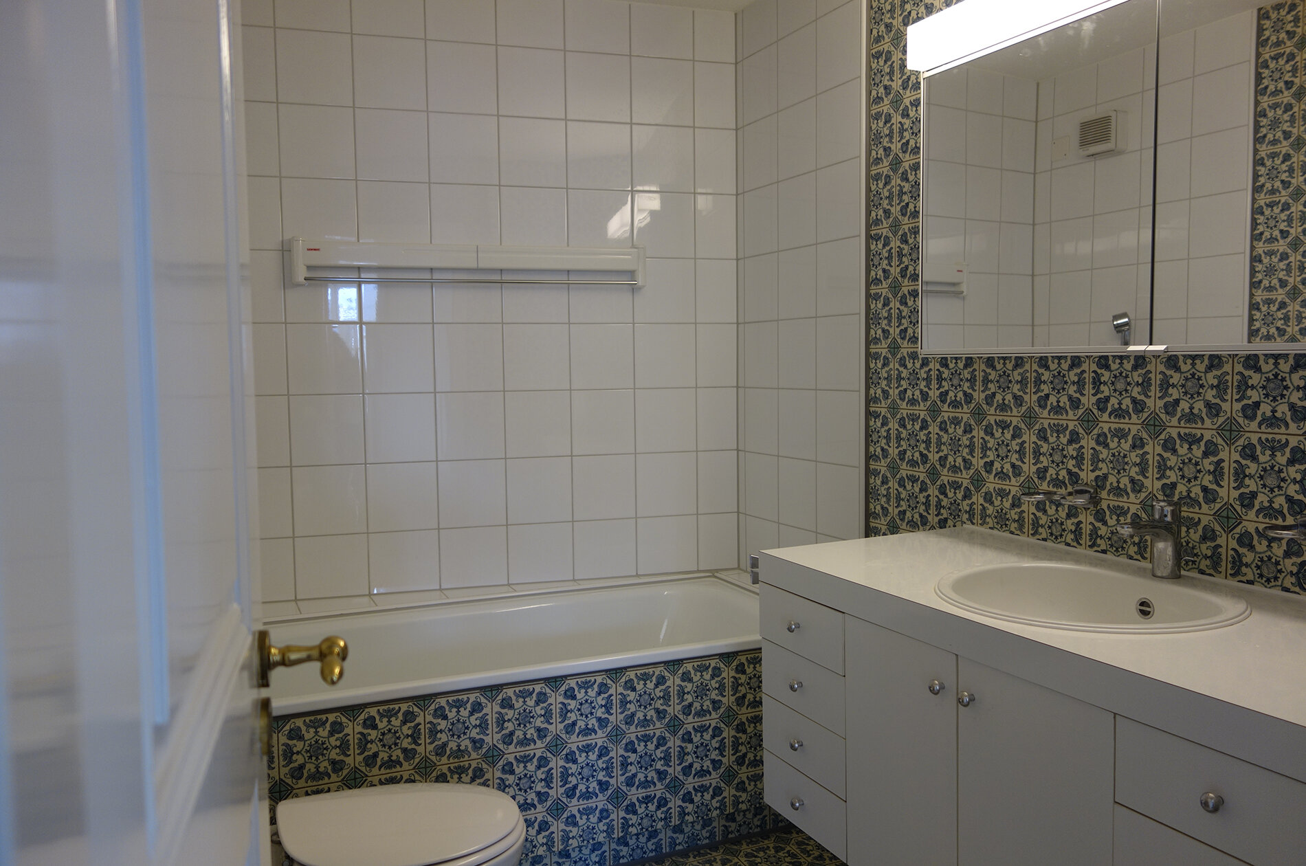 badezimmer-mit-badewanne