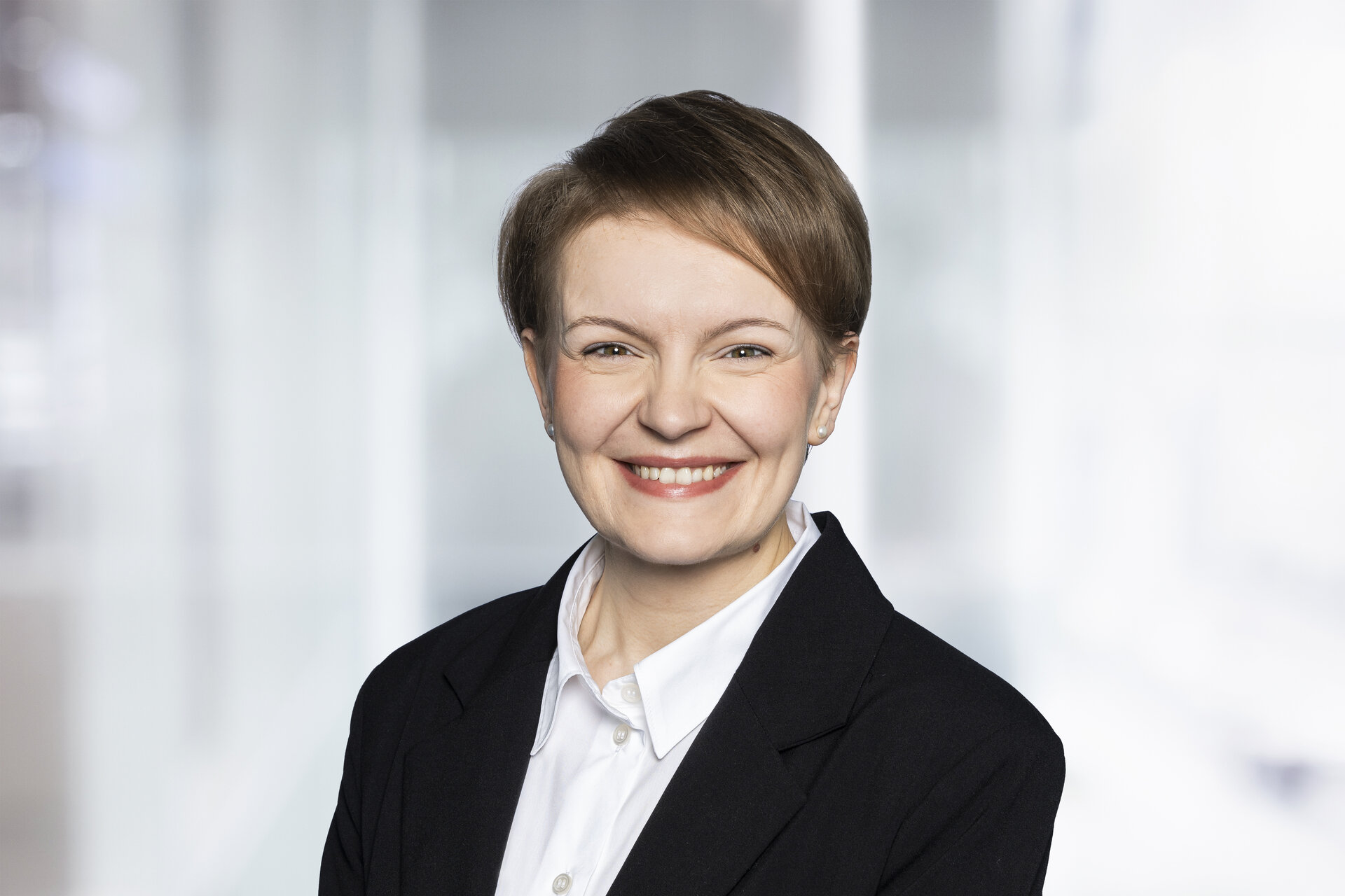 frau-in-businesskleidung frau-in-businesskleidung